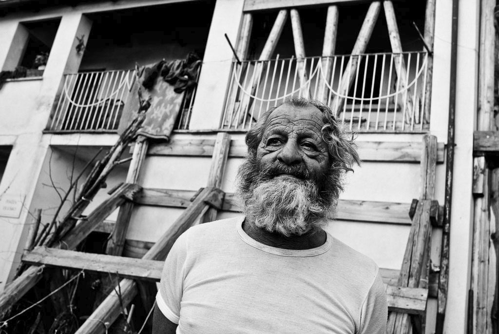 Uomo che vive nella vecchia casa